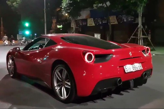 Tuan Hung cuoi Ferrari 488 GTB tien ty tai Ha Noi-Hinh-2